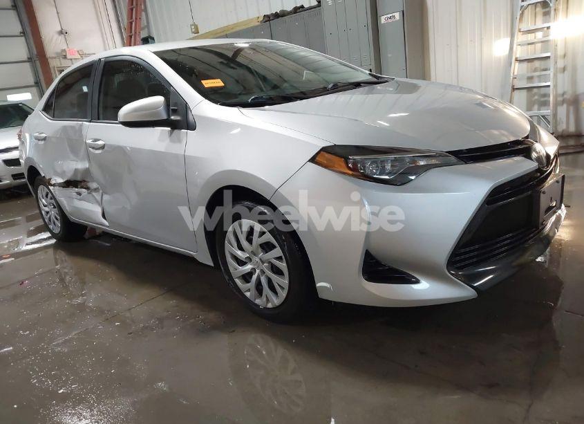 2018 Toyota Corolla LE (VIN 5YFBURHE8JP818469) main photo