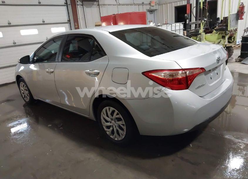 Photo 3 of 2018 Toyota Corolla LE (VIN 5YFBURHE8JP818469)