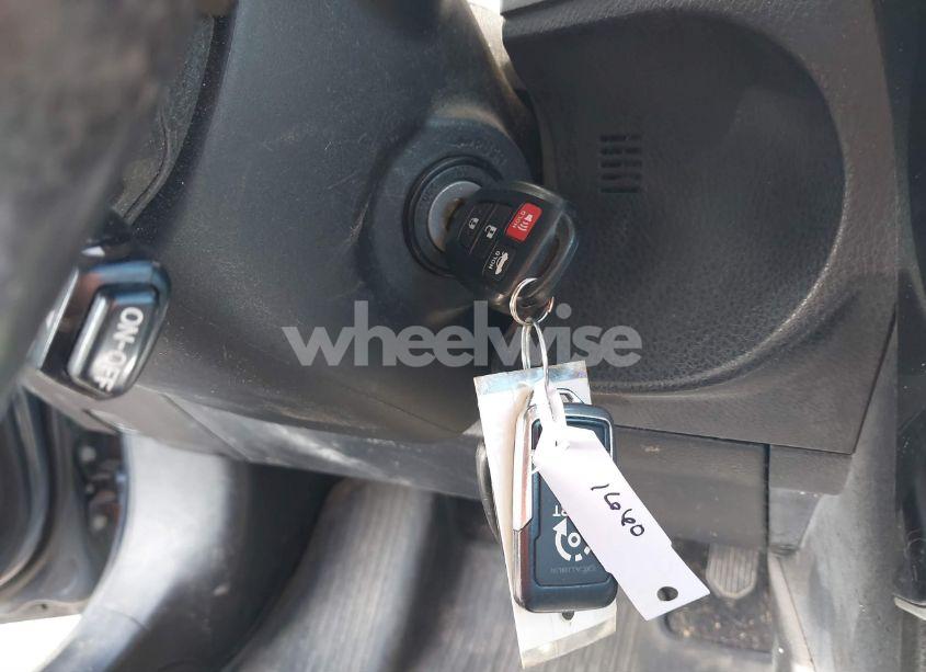 Photo 11 of 2018 Toyota Corolla SE (VIN 5YFBURHE8JP832372)