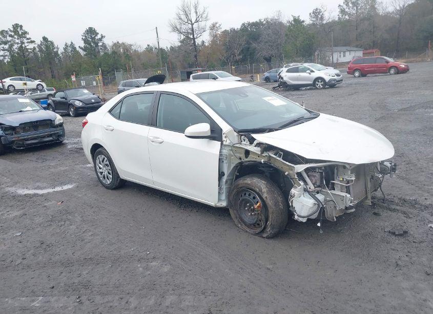 2018 Toyota Corolla LE (VIN 5YFBURHE8JP832856) main photo