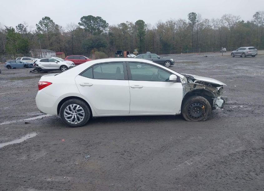 Photo 13 of 2018 Toyota Corolla LE (VIN 5YFBURHE8JP832856)