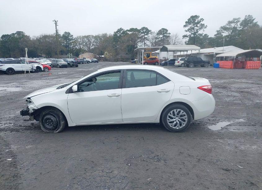 Photo 14 of 2018 Toyota Corolla LE (VIN 5YFBURHE8JP832856)