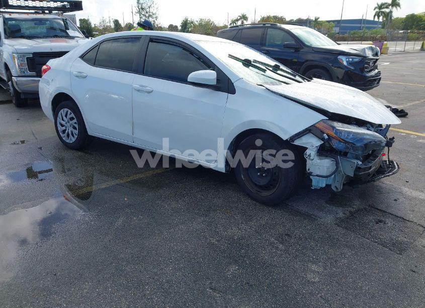 2018 Toyota Corolla LE (VIN 5YFBURHE8JP850273) main photo