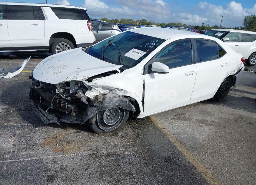 Photo 2 of 2018 Toyota Corolla LE (VIN 5YFBURHE8JP850273)