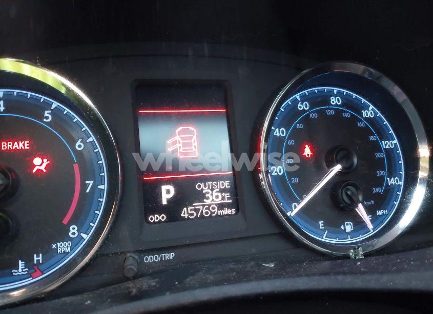 Photo 16 of 2018 Toyota Corolla LE (VIN 5YFBURHE8JP852086)