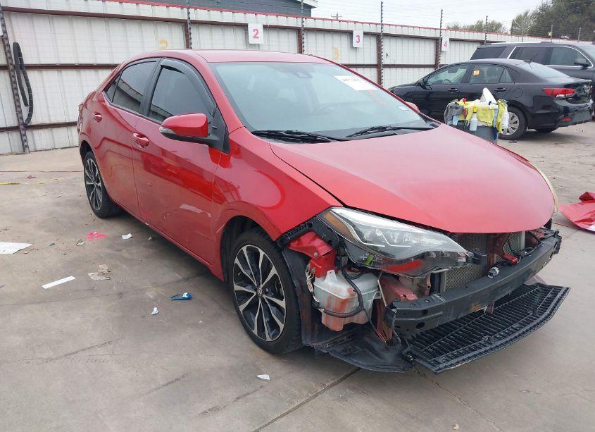 2018 Toyota Corolla SE (VIN 5YFBURHE8JP853481) main photo