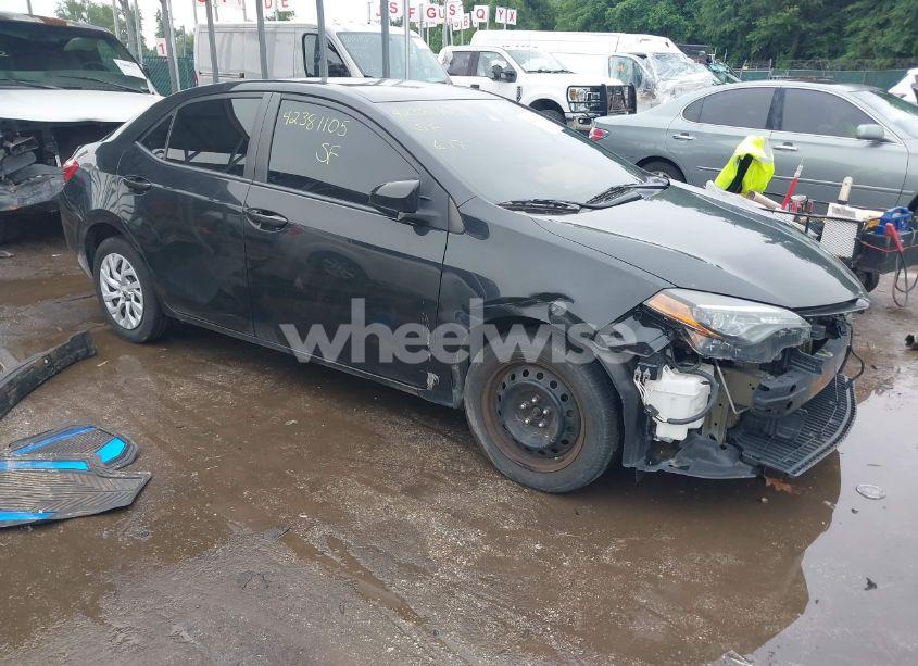 2018 Toyota Corolla LE (VIN 5YFBURHE8JP854274) main photo