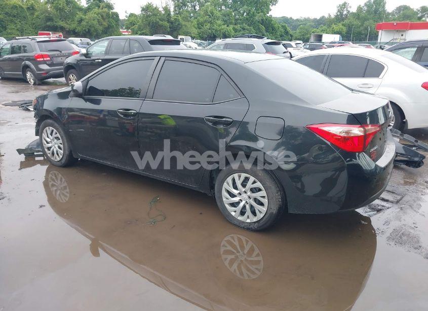 Photo 3 of 2018 Toyota Corolla LE (VIN 5YFBURHE8JP854274)