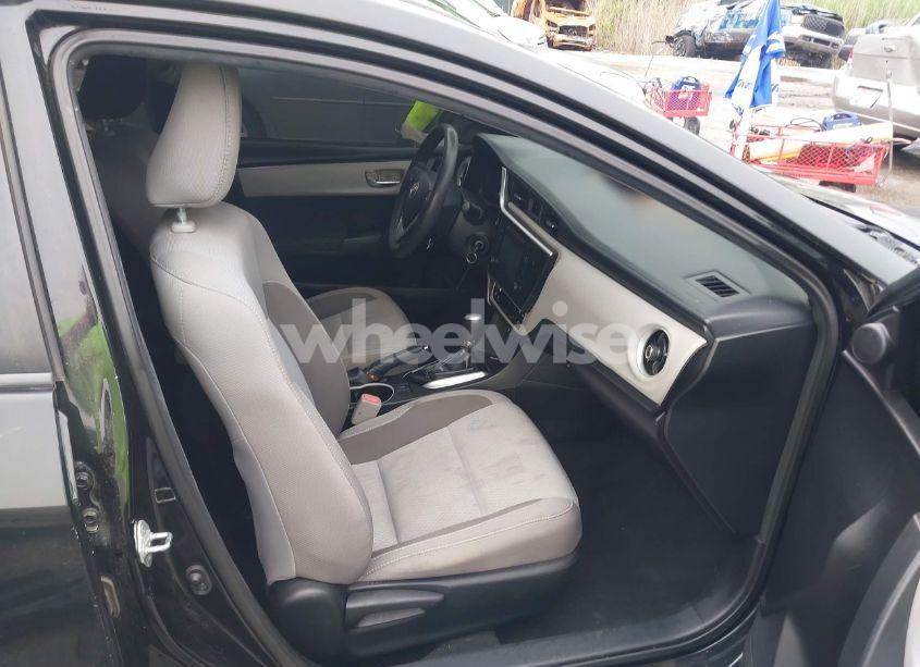 Photo 5 of 2018 Toyota Corolla LE (VIN 5YFBURHE8JP854274)