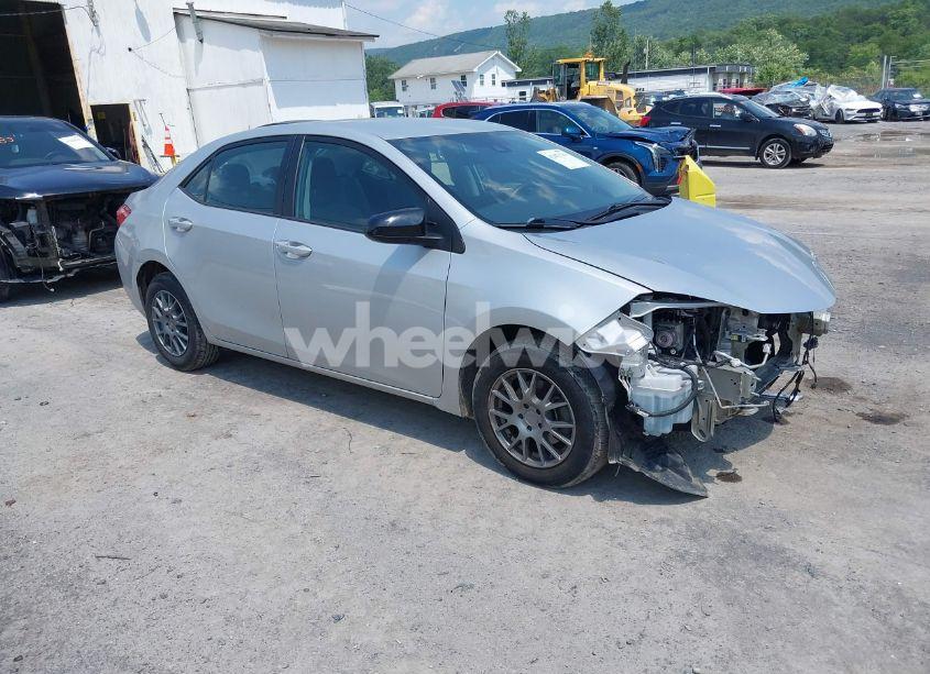 2018 Toyota Corolla L (VIN 5YFBURHE8JP854324) main photo