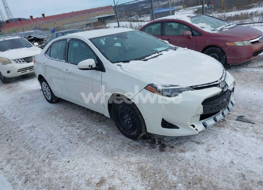 2018 Toyota Corolla LE (VIN 5YFBURHE8JP855358) main photo