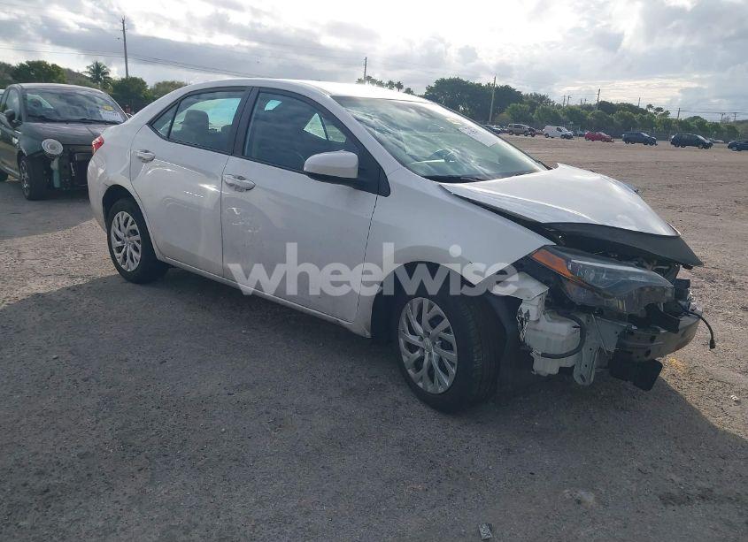 2019 Toyota Corolla LE (VIN 5YFBURHE8KP911297) main photo