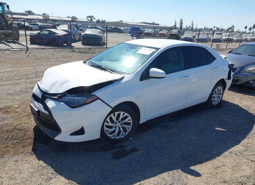 Photo 2 of 2019 Toyota Corolla LE (VIN 5YFBURHE8KP933770)