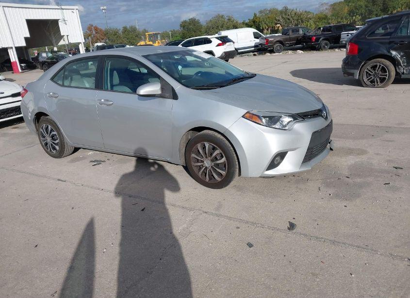 2015 Toyota Corolla LE (VIN 5YFBURHE9FP267590) main photo
