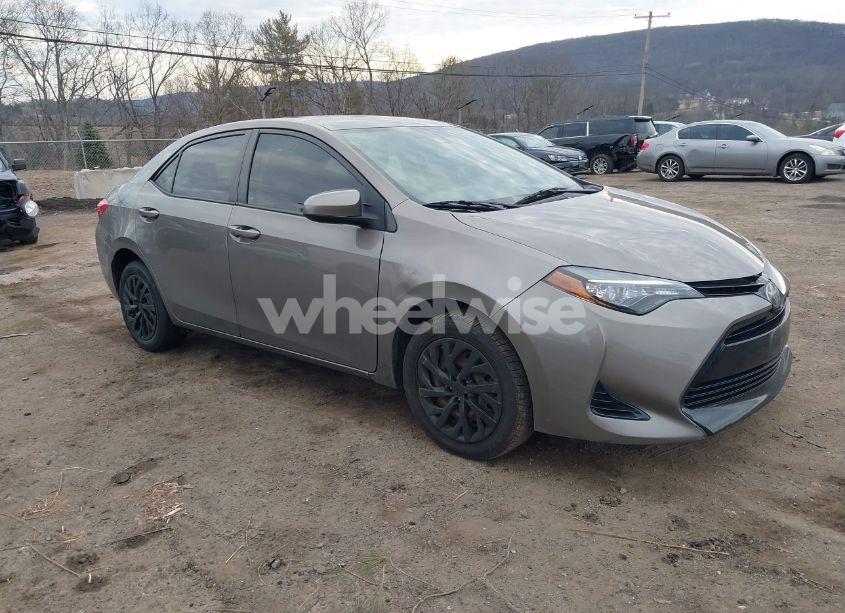 2017 Toyota Corolla LE (VIN 5YFBURHE9HP636578) main photo