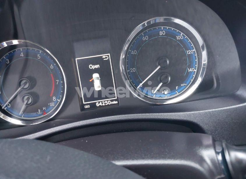 Photo 7 of 2017 Toyota Corolla SE (VIN 5YFBURHE9HP677065)