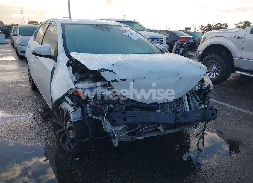 2017 Toyota Corolla SE (VIN 5YFBURHE9HP677292) main photo