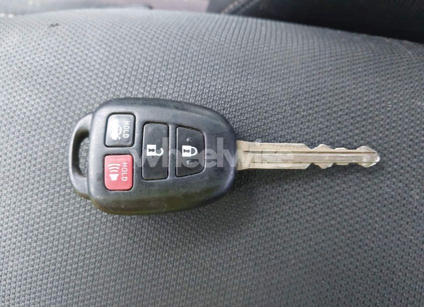 Photo 11 of 2018 Toyota Corolla LE (VIN 5YFBURHE9JP765393)