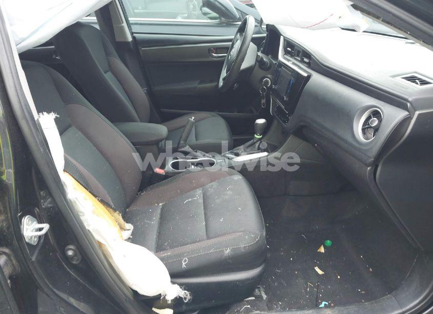 Photo 5 of 2018 Toyota Corolla LE (VIN 5YFBURHE9JP765393)