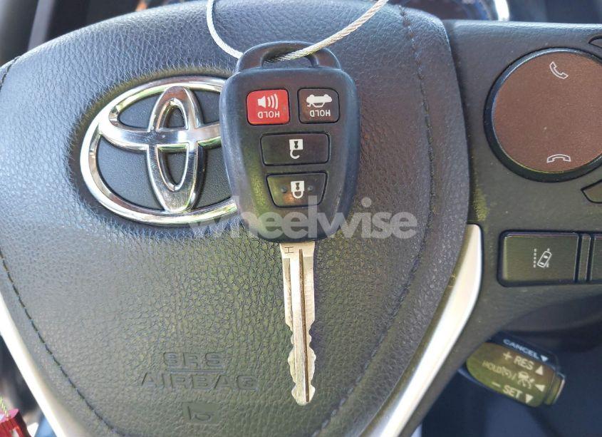 Photo 11 of 2018 Toyota Corolla LE (VIN 5YFBURHE9JP784199)