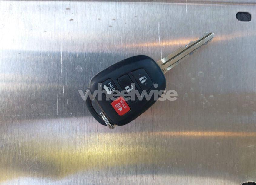 Photo 11 of 2018 Toyota Corolla LE (VIN 5YFBURHE9JP790181)