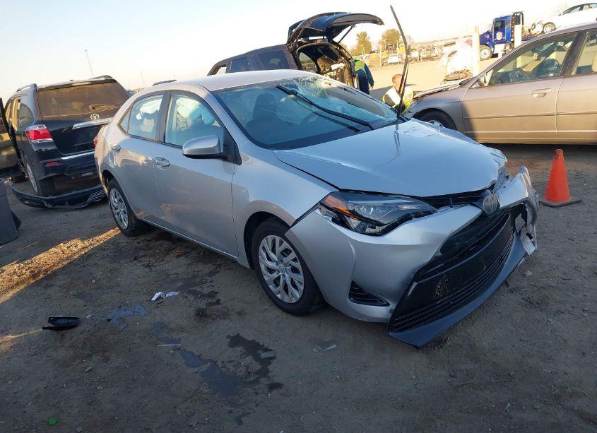 2018 Toyota Corolla LE (VIN 5YFBURHE9JP799348) main photo