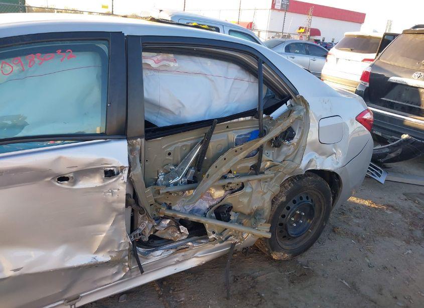 Photo 17 of 2018 Toyota Corolla LE (VIN 5YFBURHE9JP799348)