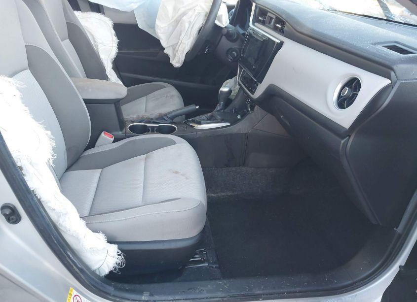 Photo 5 of 2018 Toyota Corolla LE (VIN 5YFBURHE9JP799348)