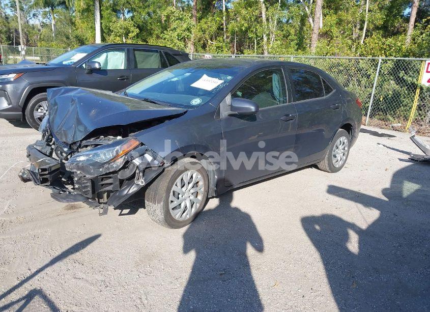 Photo 2 of 2018 Toyota Corolla LE (VIN 5YFBURHE9JP822899)