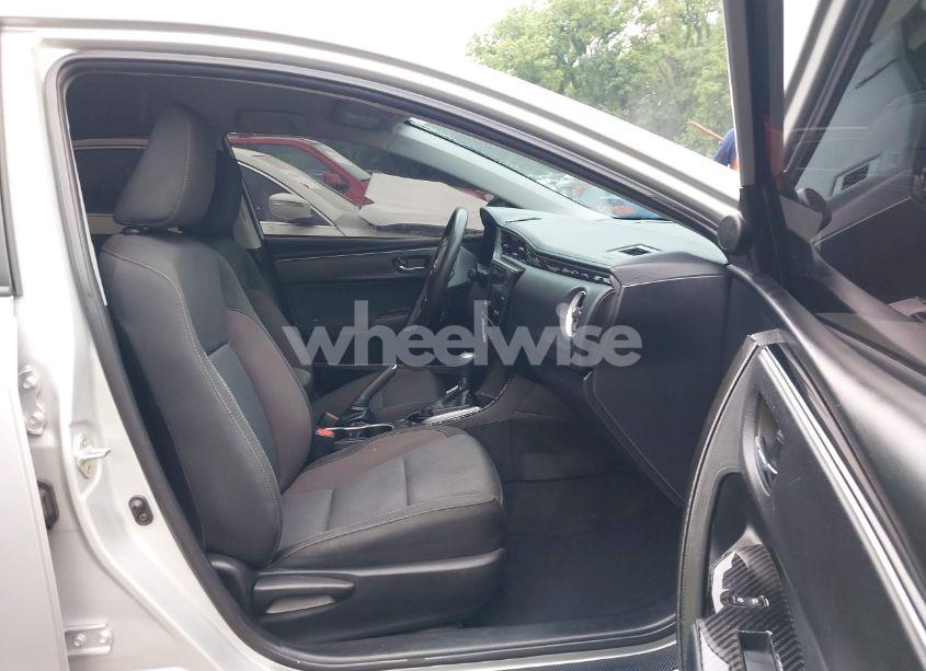 Photo 5 of 2018 Toyota Corolla LE (VIN 5YFBURHE9JP823079)