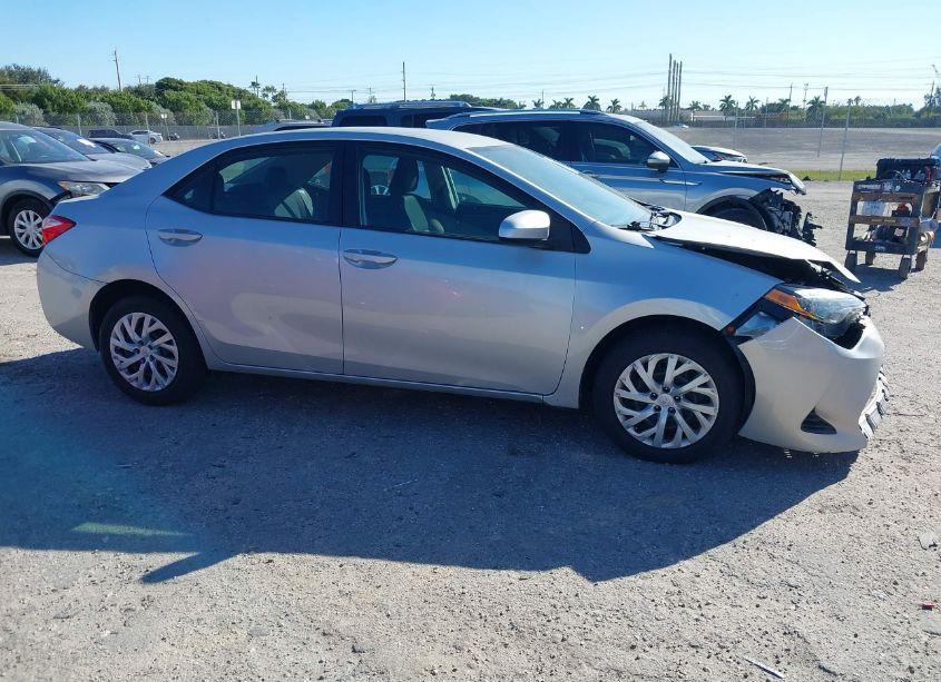 2018 Toyota Corolla LE (VIN 5YFBURHE9JP824832) main photo