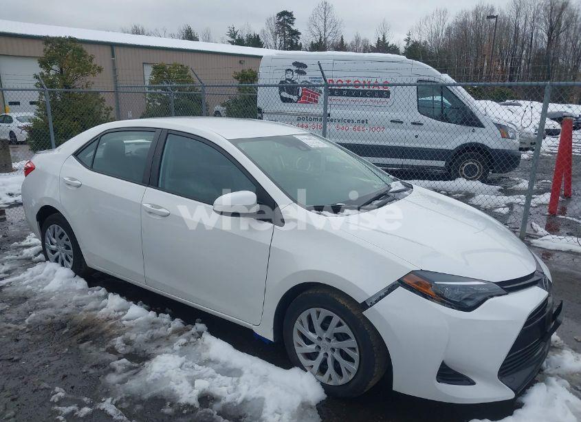 2018 Toyota Corolla LE (VIN 5YFBURHE9JP832493) main photo