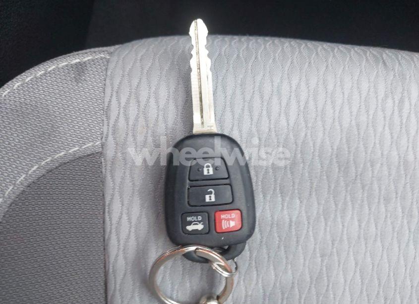 Photo 11 of 2018 Toyota Corolla LE (VIN 5YFBURHE9JP832493)