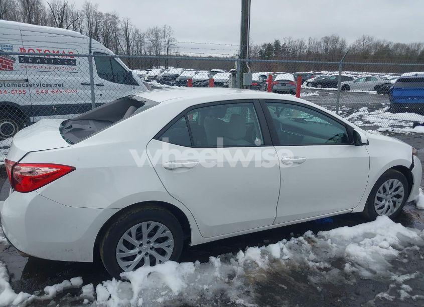 Photo 13 of 2018 Toyota Corolla LE (VIN 5YFBURHE9JP832493)