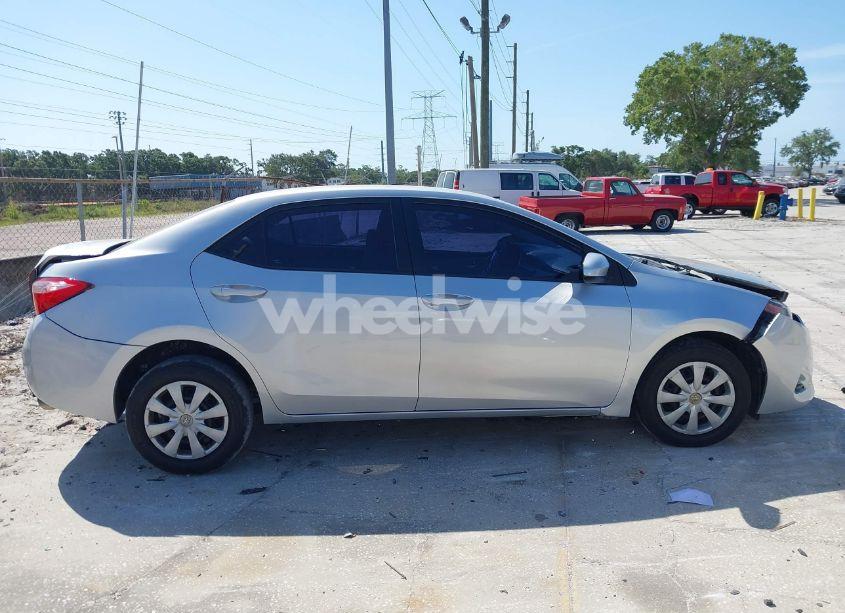 Photo 13 of 2018 Toyota Corolla LE (VIN 5YFBURHE9JP852064)