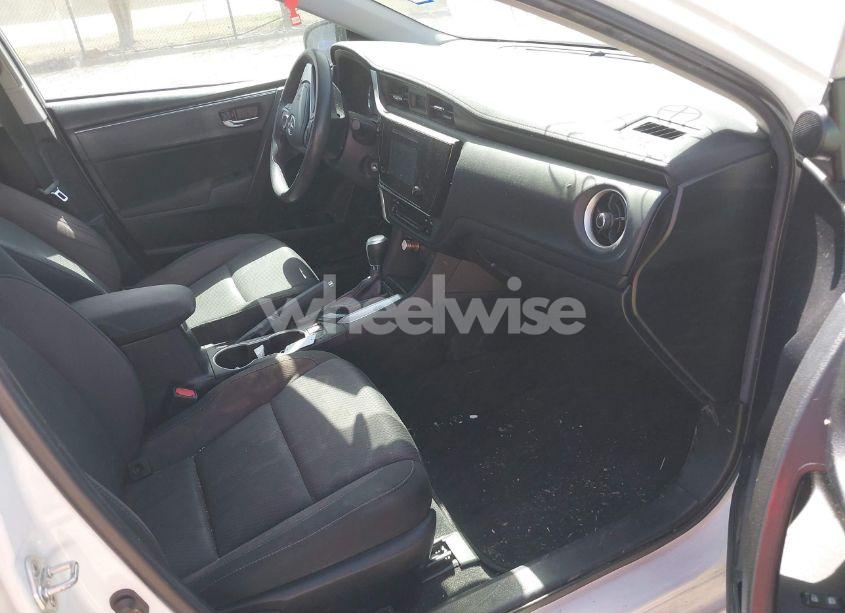 Photo 5 of 2019 Toyota Corolla LE (VIN 5YFBURHE9KP882604)