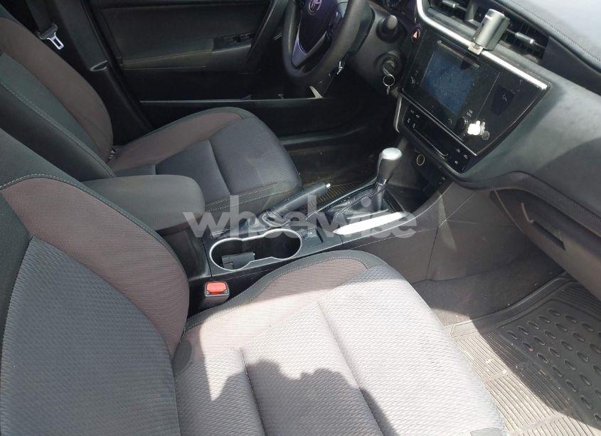 Photo 5 of 2019 Toyota Corolla LE (VIN 5YFBURHE9KP886488)