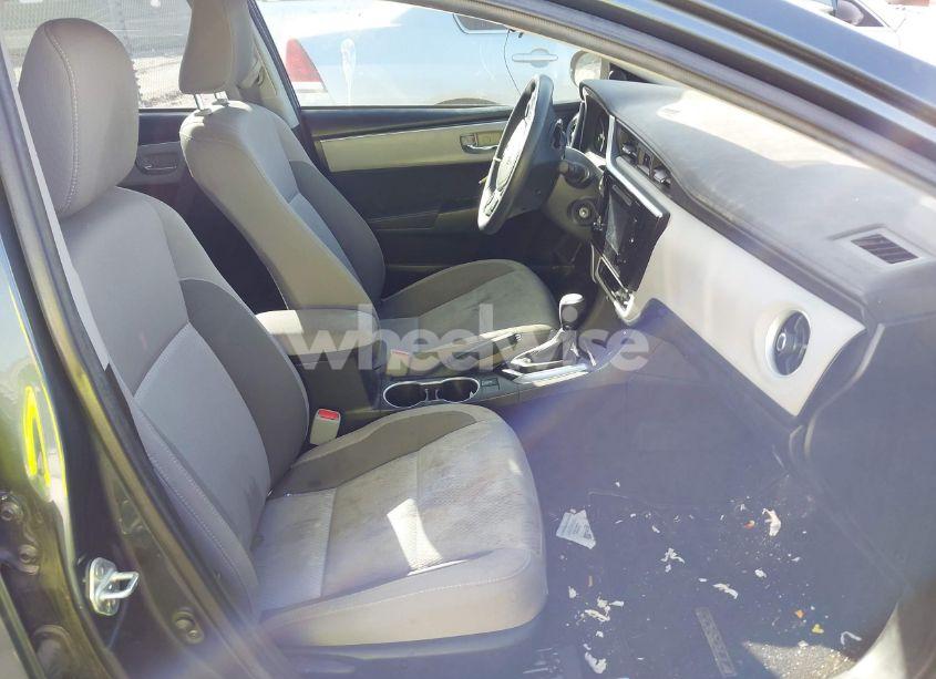 Photo 5 of 2019 Toyota Corolla LE (VIN 5YFBURHE9KP890475)