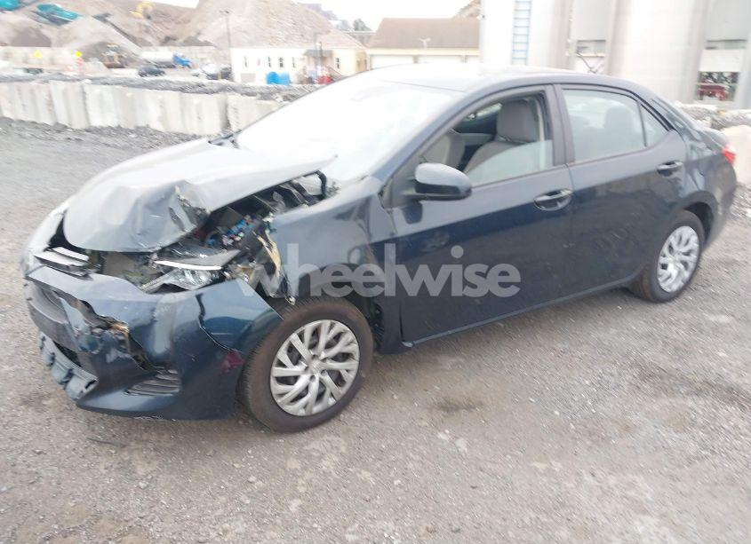 Photo 2 of 2019 Toyota Corolla LE (VIN 5YFBURHE9KP910269)