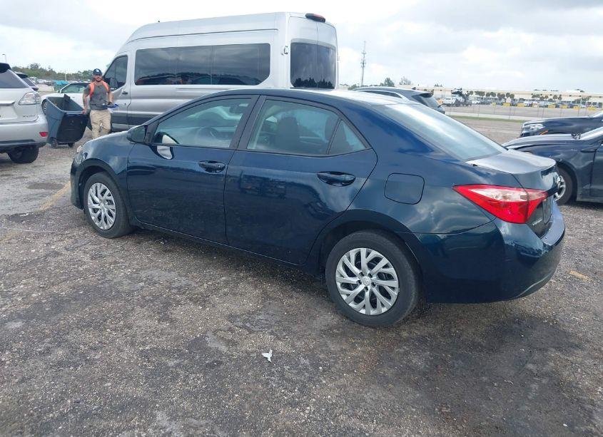 Photo 3 of 2019 Toyota Corolla LE (VIN 5YFBURHE9KP933440)