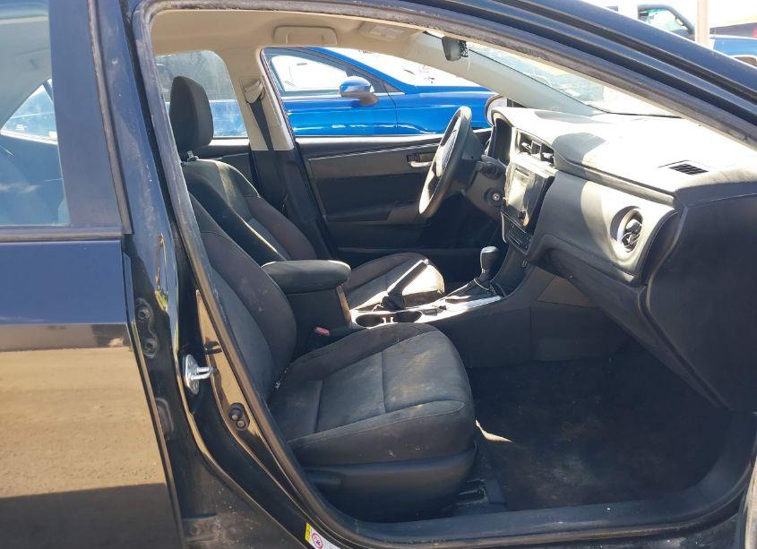 Photo 5 of 2019 Toyota Corolla LE (VIN 5YFBURHE9KP941117)