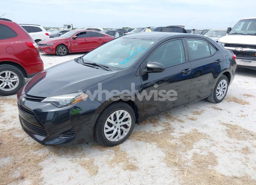 Photo 2 of 2019 Toyota Corolla LE (VIN 5YFBURHE9KP946155)