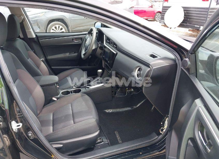 Photo 5 of 2019 Toyota Corolla LE (VIN 5YFBURHE9KP946155)