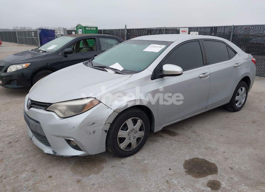 Photo 2 of 2015 Toyota Corolla L (VIN 5YFBURHEXFP268540)