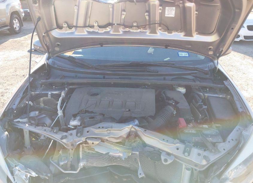 Photo 10 of 2015 Toyota Corolla LE (VIN 5YFBURHEXFP352356)