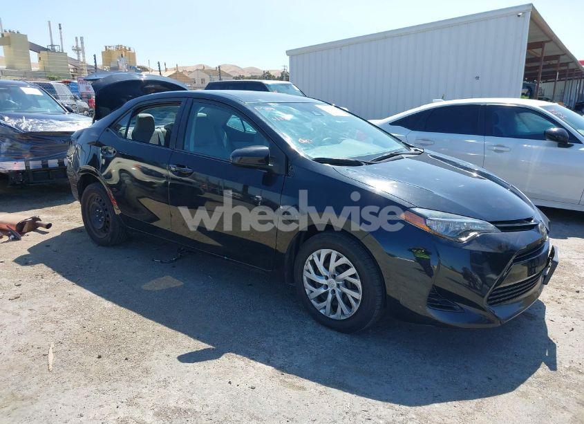 2017 Toyota Corolla LE (VIN 5YFBURHEXHP569926) main photo