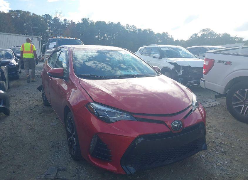 2017 Toyota Corolla SE (VIN 5YFBURHEXHP660002) main photo