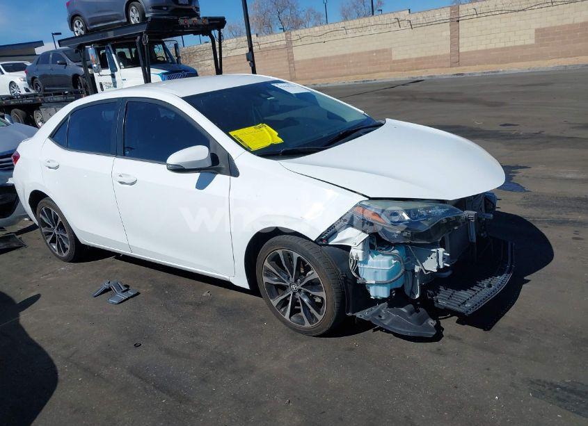 2017 Toyota Corolla SE (VIN 5YFBURHEXHP699317) main photo