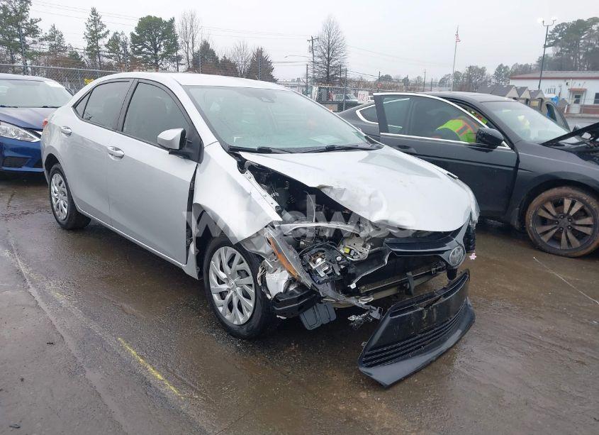 2018 Toyota Corolla LE (VIN 5YFBURHEXJP739935) main photo