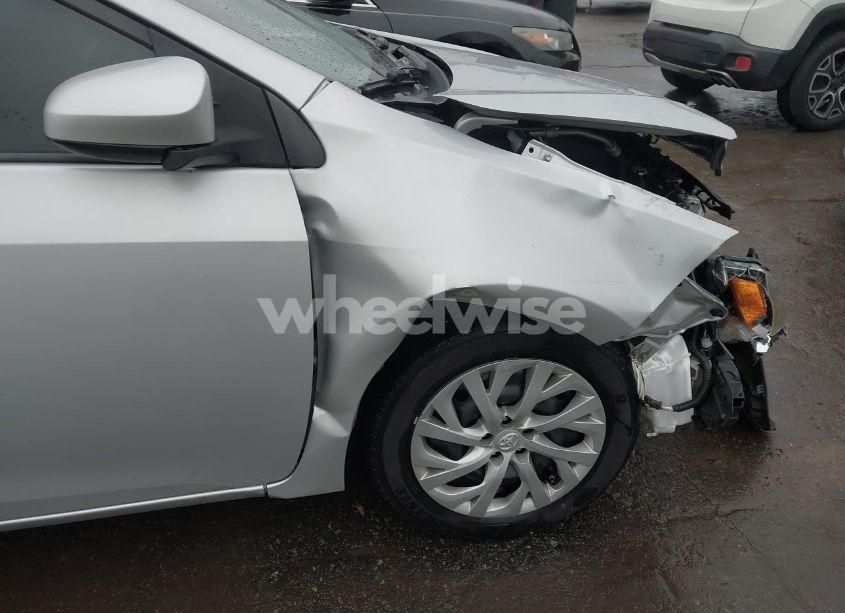 Photo 17 of 2018 Toyota Corolla LE (VIN 5YFBURHEXJP739935)